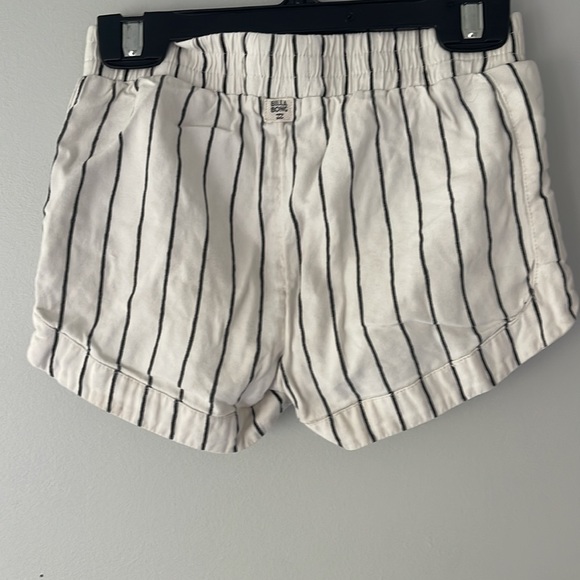 Girls billabong beach shorts - Picture 2 of 4